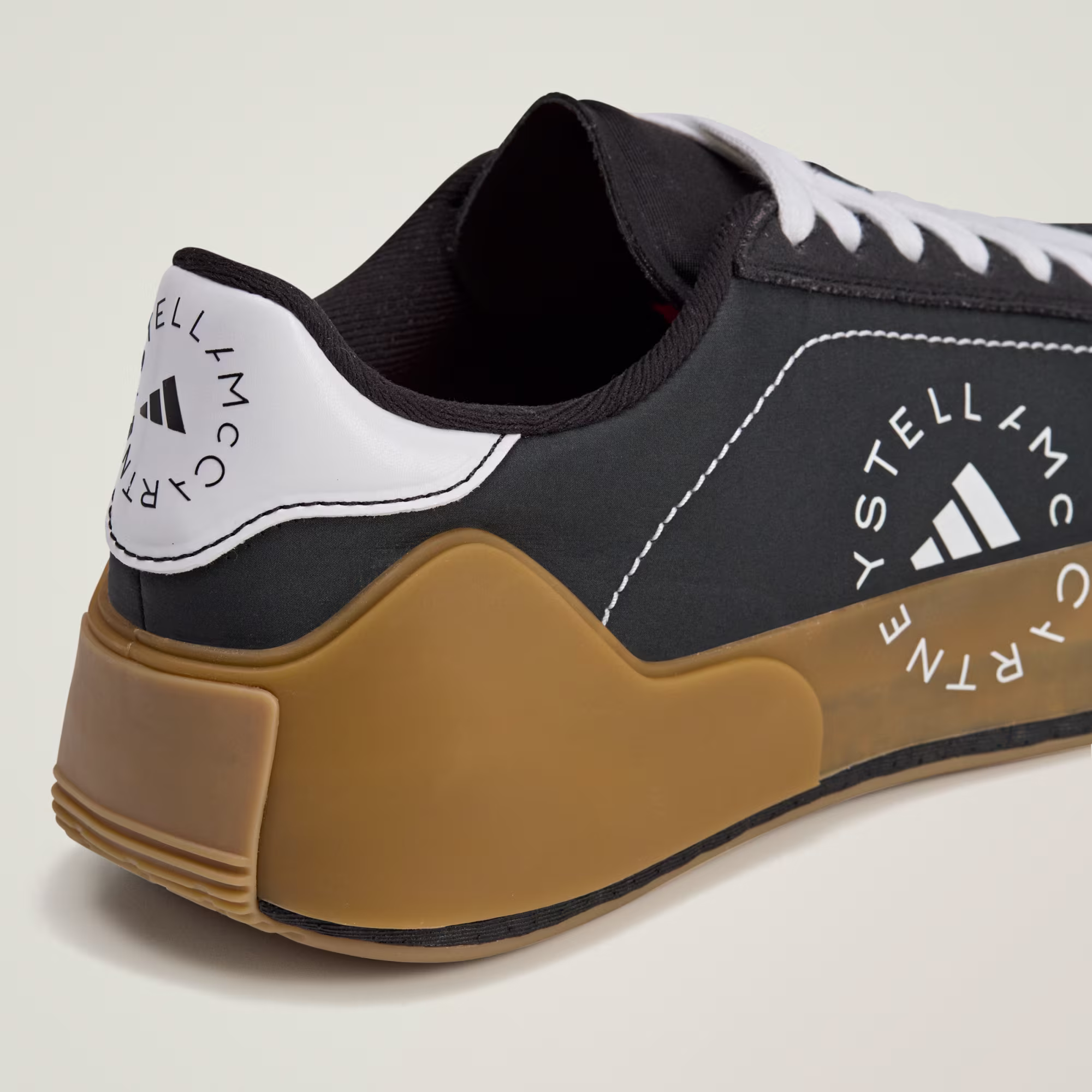 ქალის სპორტული ფეხსაცმელი