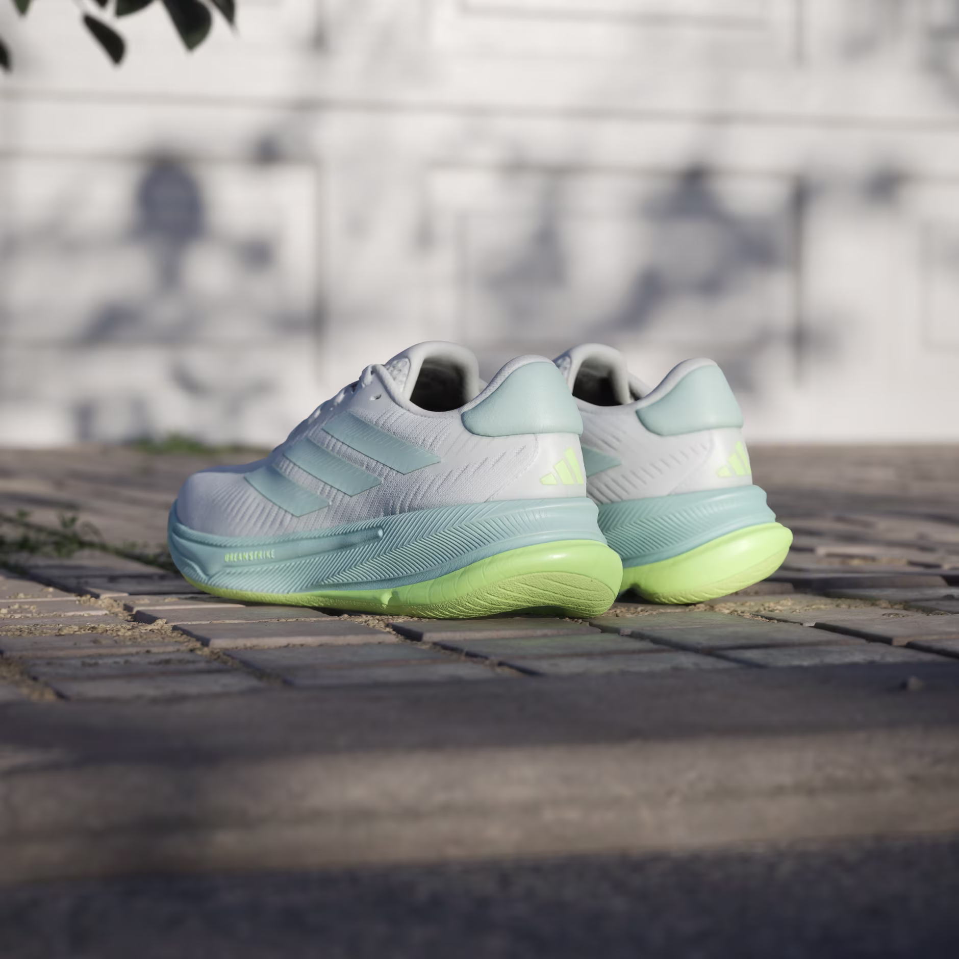 Adidas ქალის სპორტული ფეხსაცმელი