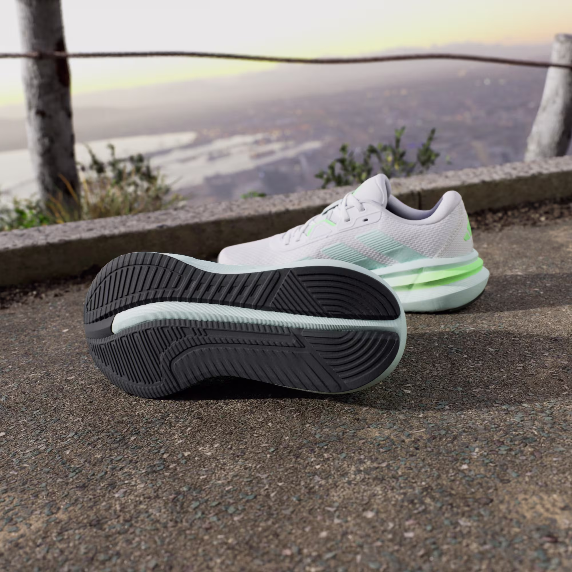 Adidas ქალის სპორტული ფეხსაცმელი
