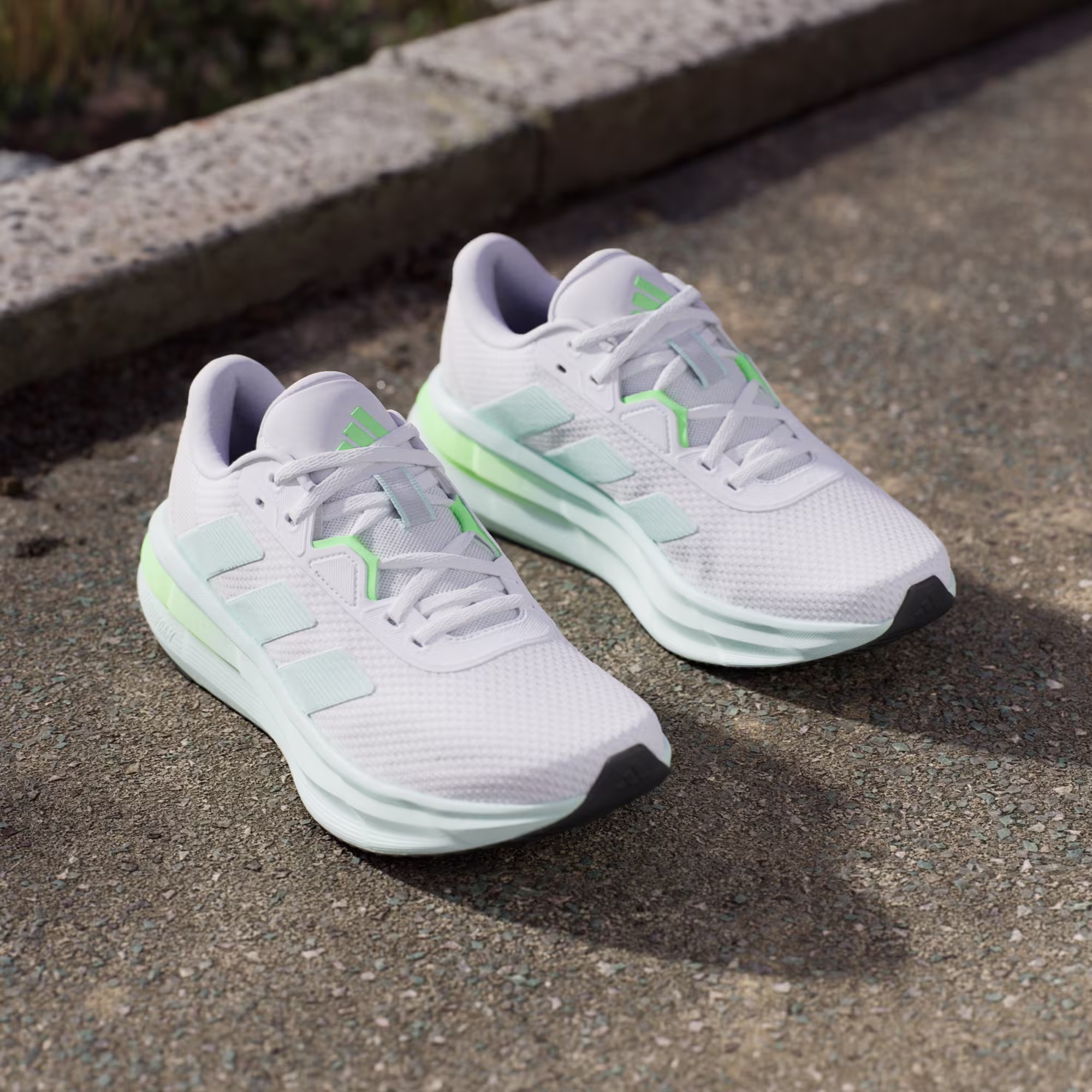 Adidas ქალის სპორტული ფეხსაცმელი
