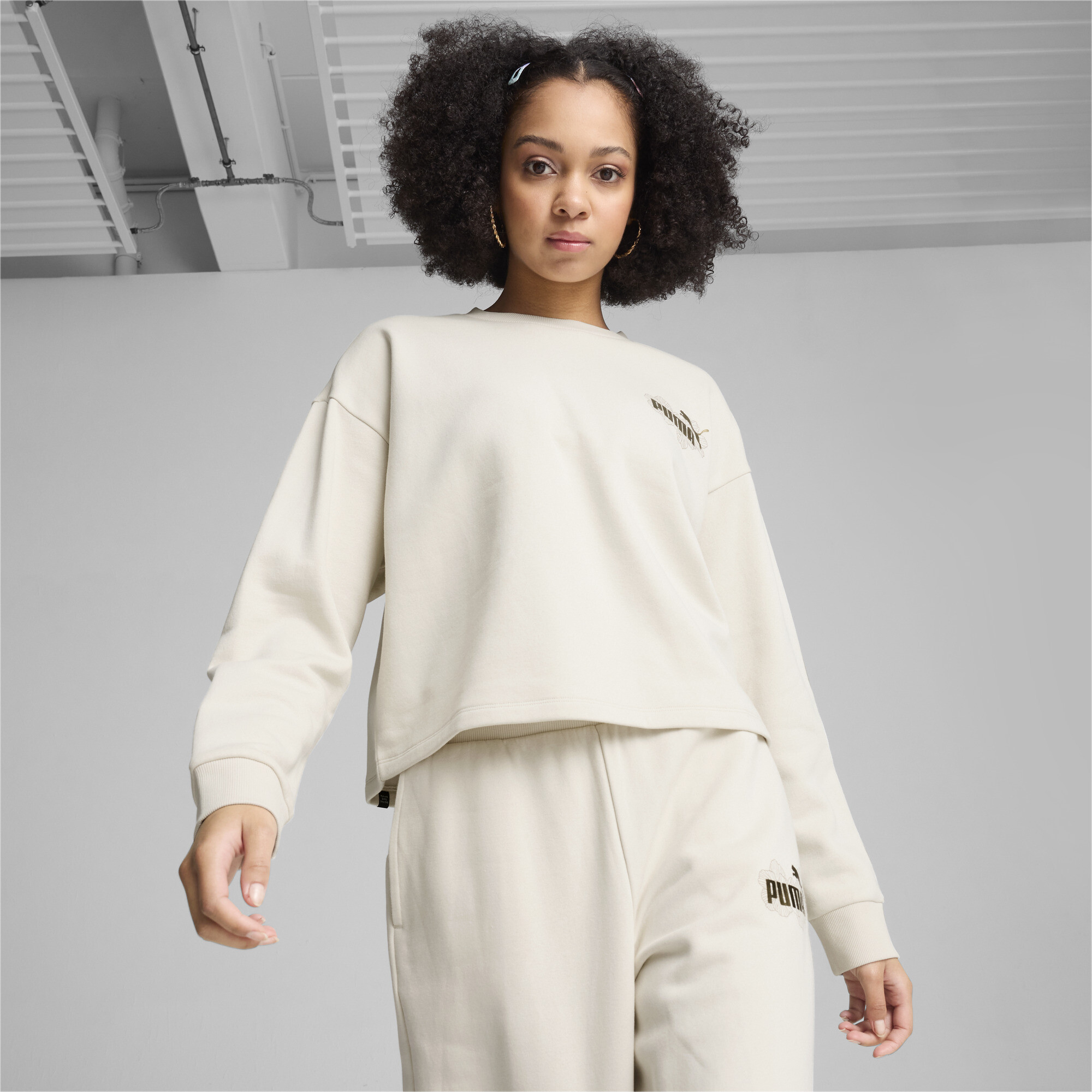 Puma ქალის ჯემპრი ESS+ Class Act Crew FL Alpine Snow