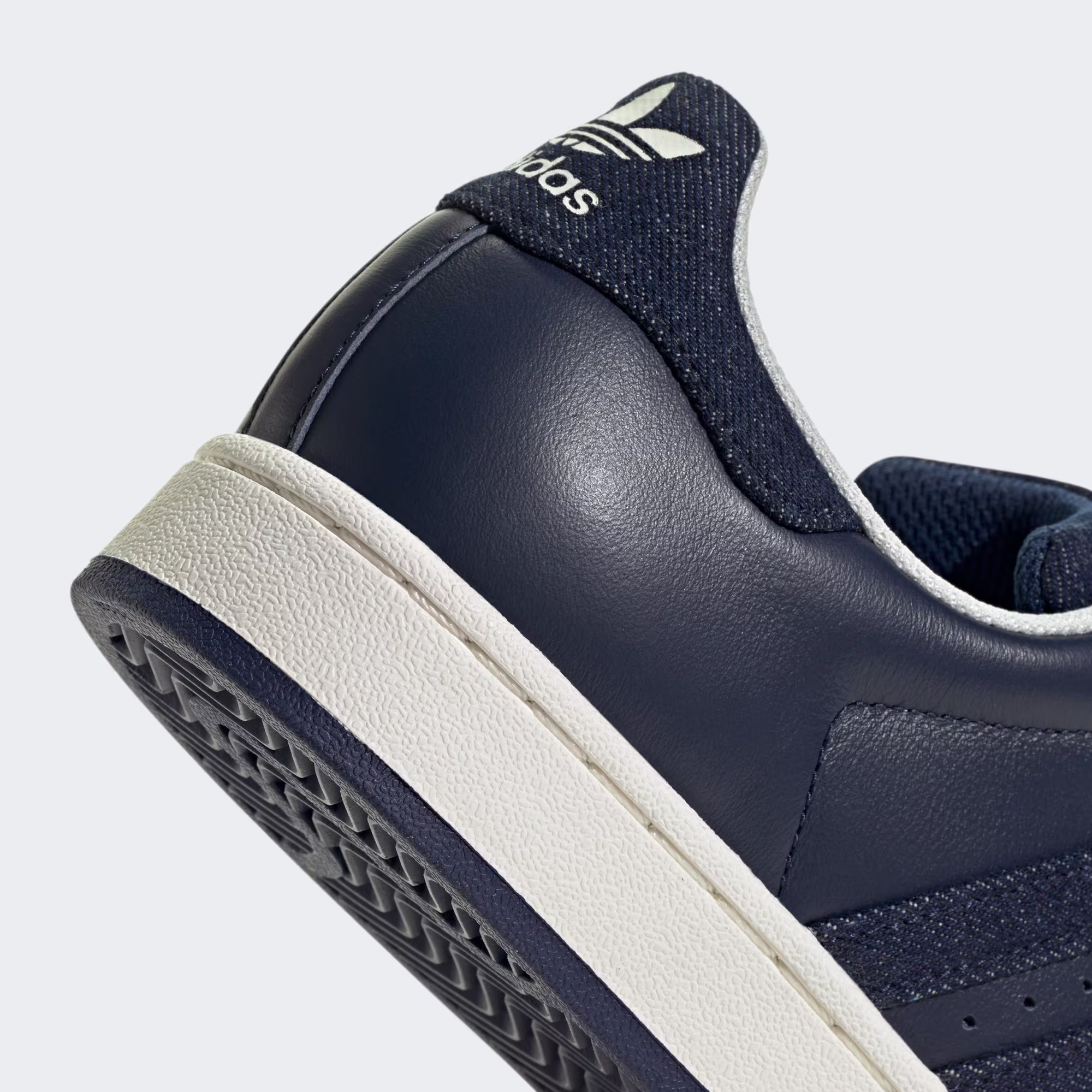 ქალის სპორტული ფეხსაცმელი