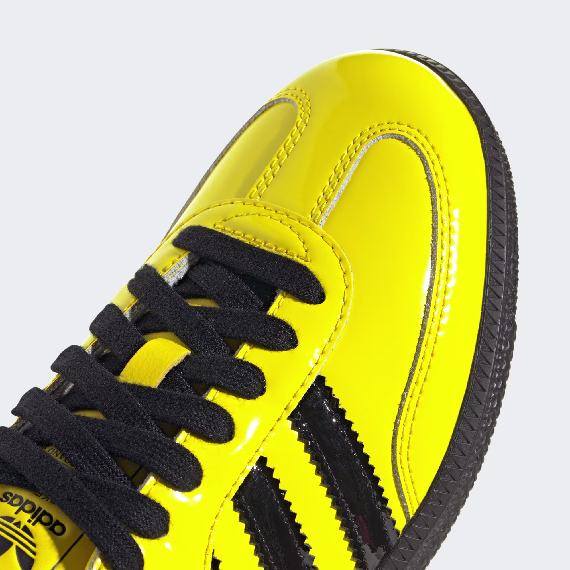 ქალის სპორტული ფეხსაცმელი