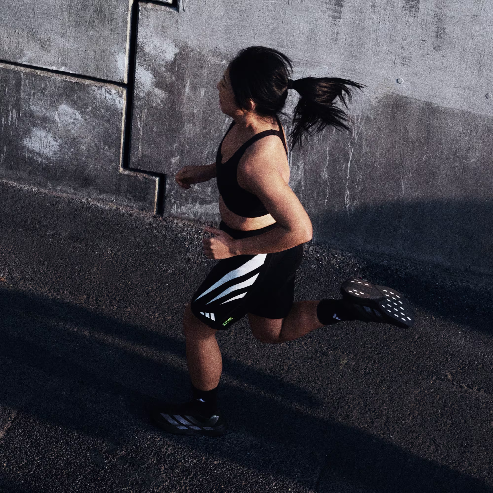 ქალის სპორტული ფეხსაცმელი