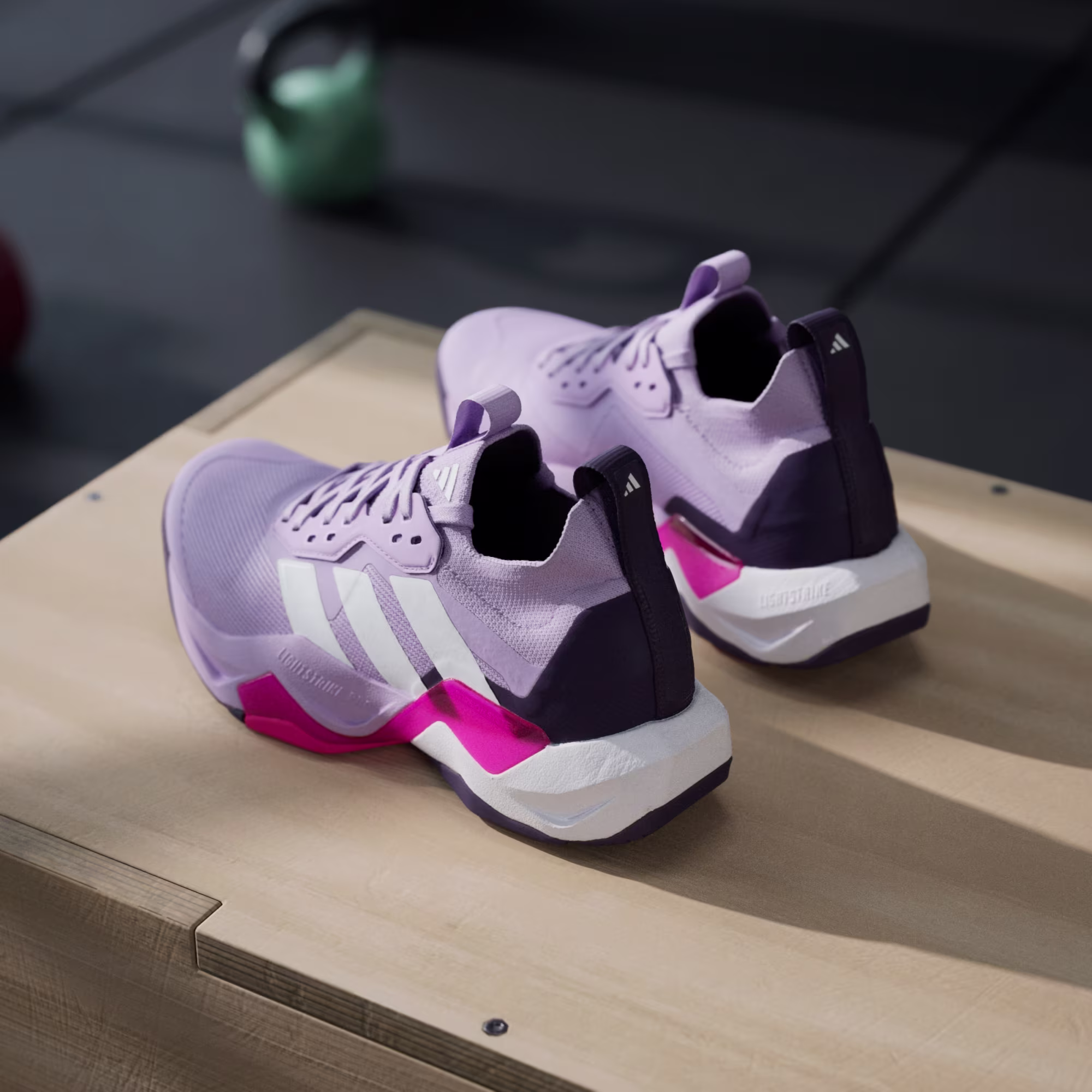 Adidas ქალის სპორტული ფეხსაცმელი