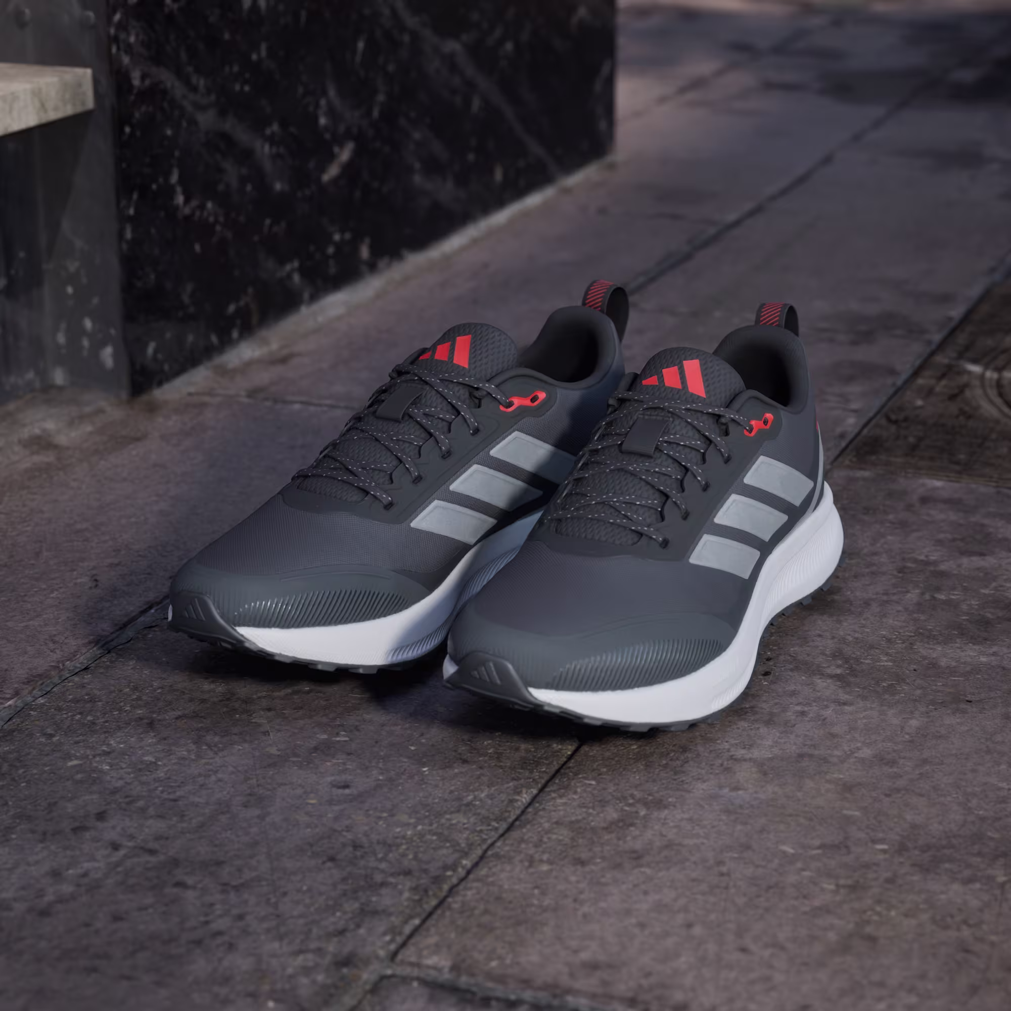 Adidas მამაკაცის სპორტული ფეხსაცმელი