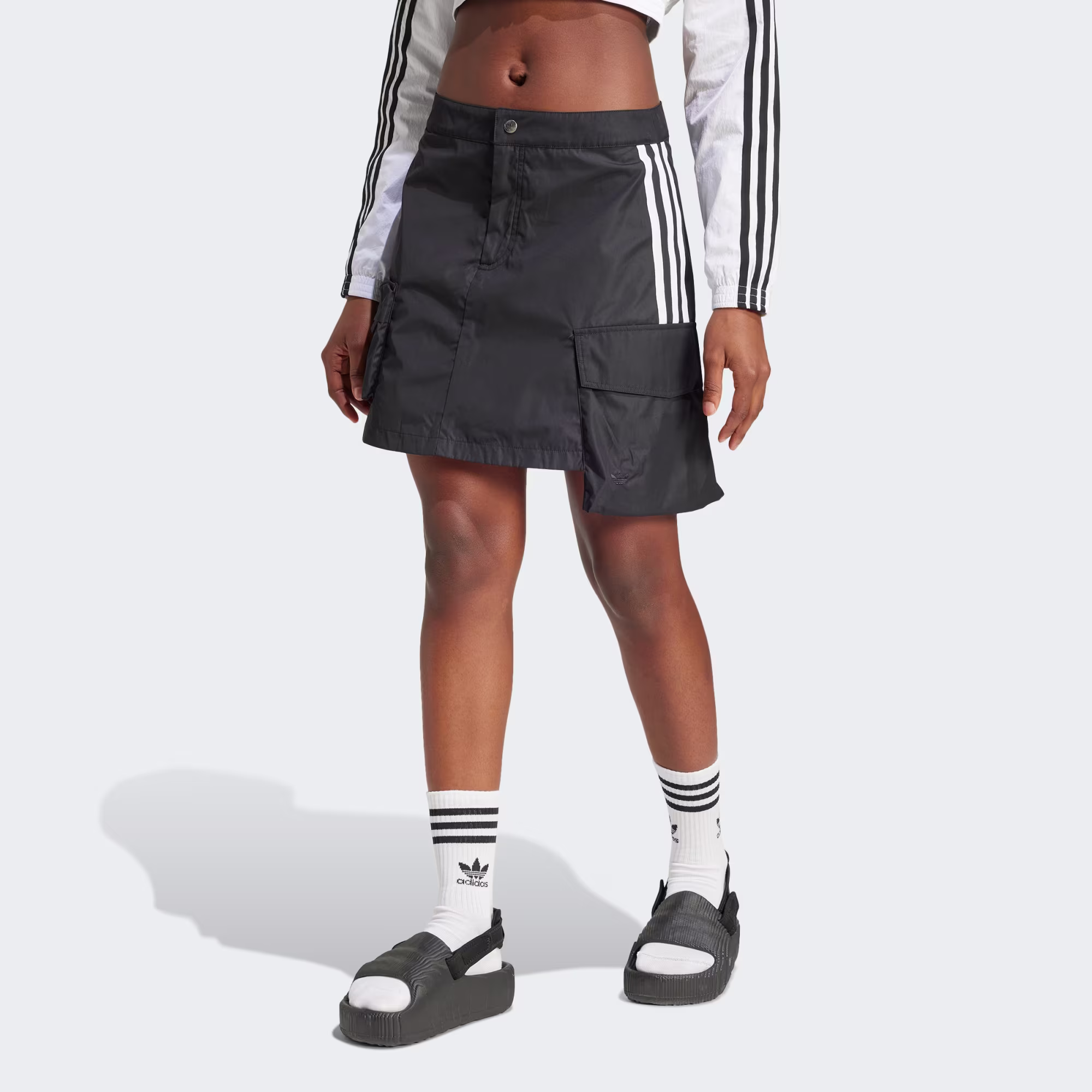 Adidas ქალის შორტი CARGO MINISKIRT