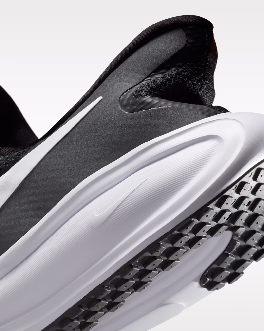 Nike მამაკაცის სპორტული ფეხსაცმელი NIKE REVOLUTION 8 EASYON