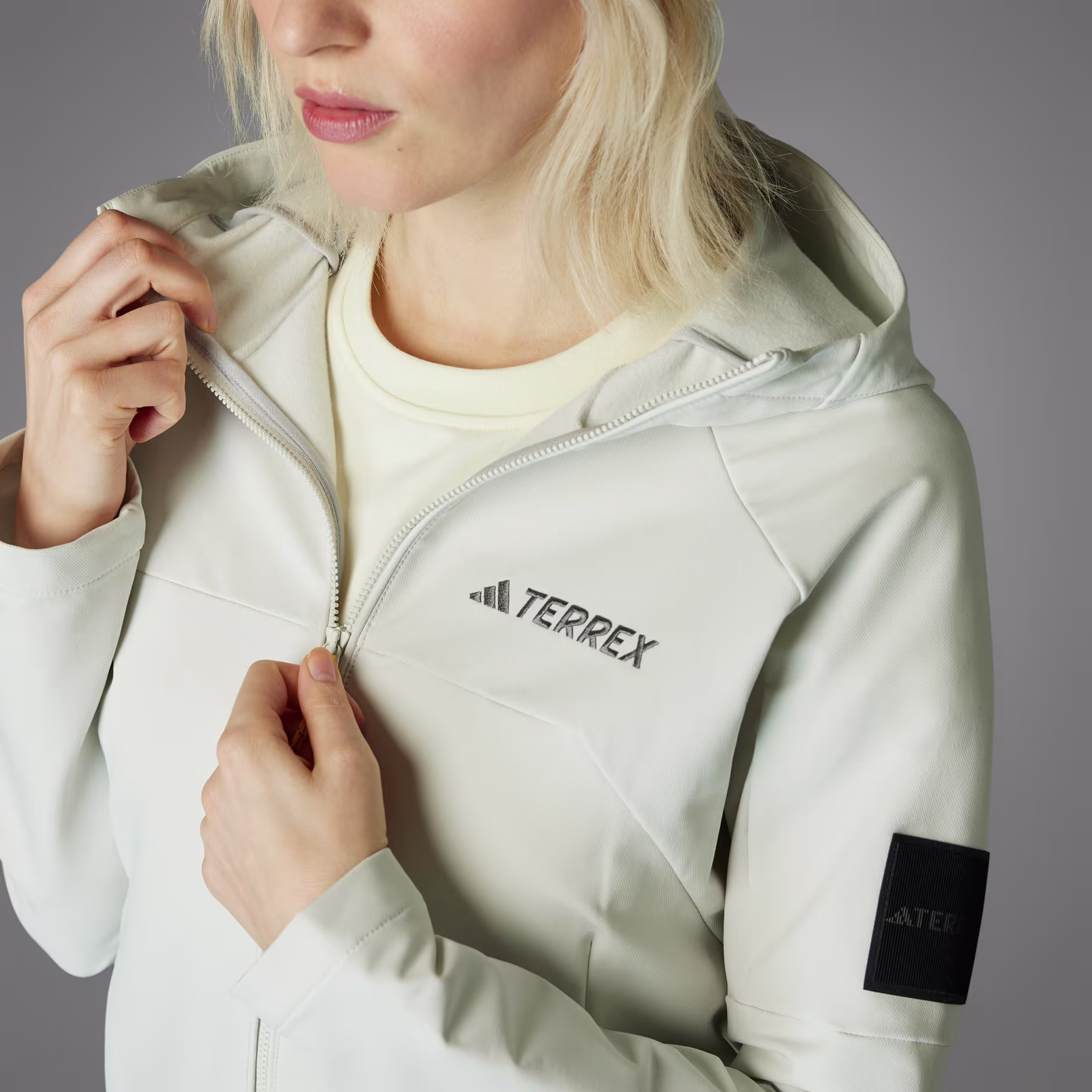 Adidas ქალის  ქურთუკი NG W DWR JKT