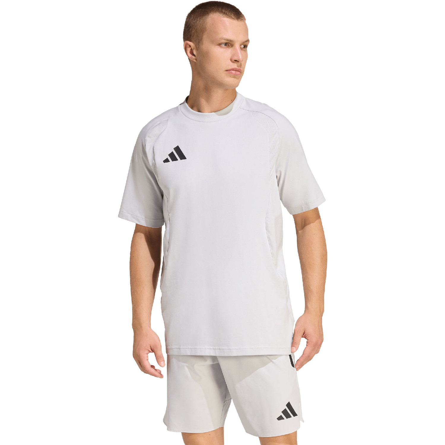 Adidas მამაკაცის მაისური TT TEE