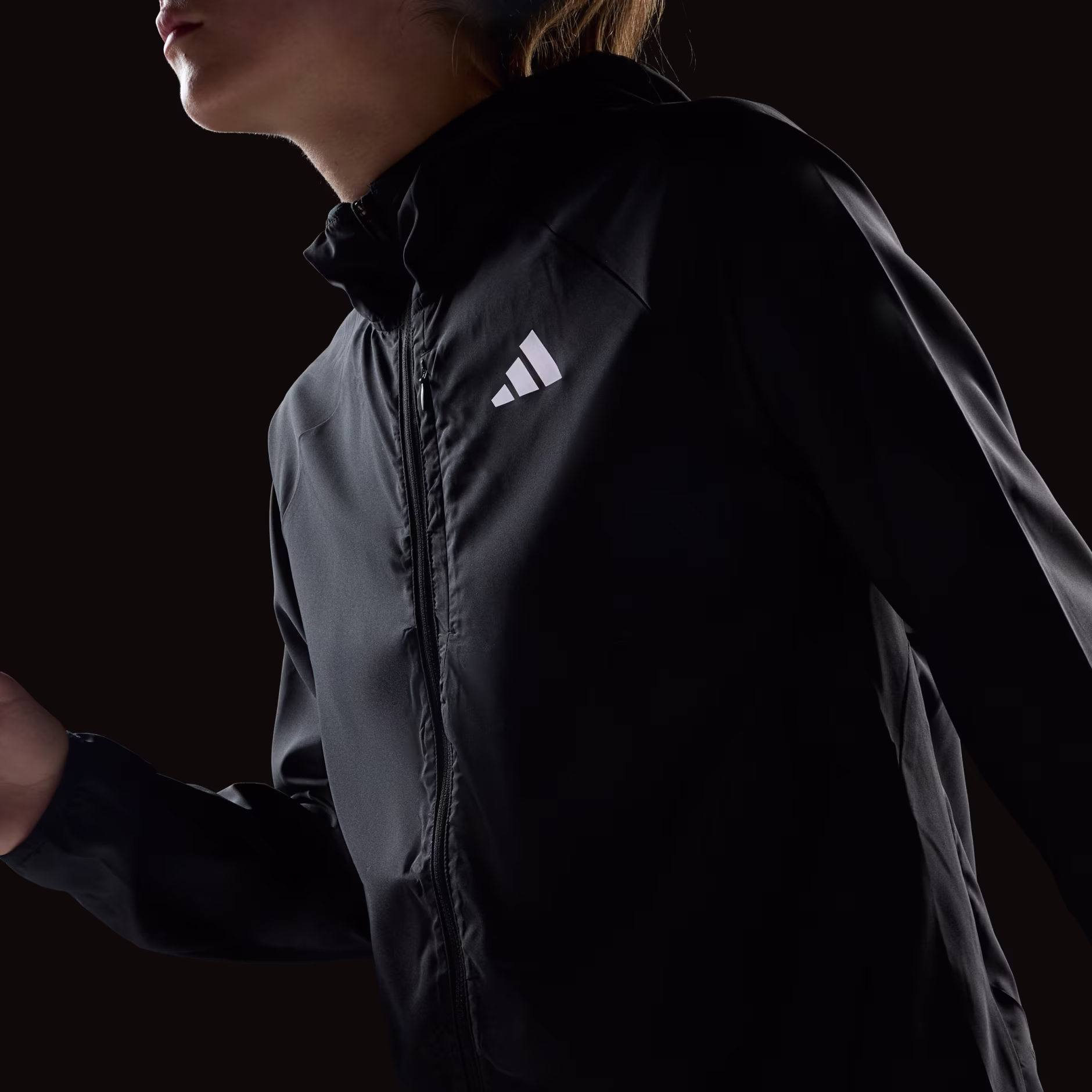 Adidas ქალის  ქურთუკი Run Ess JKT W