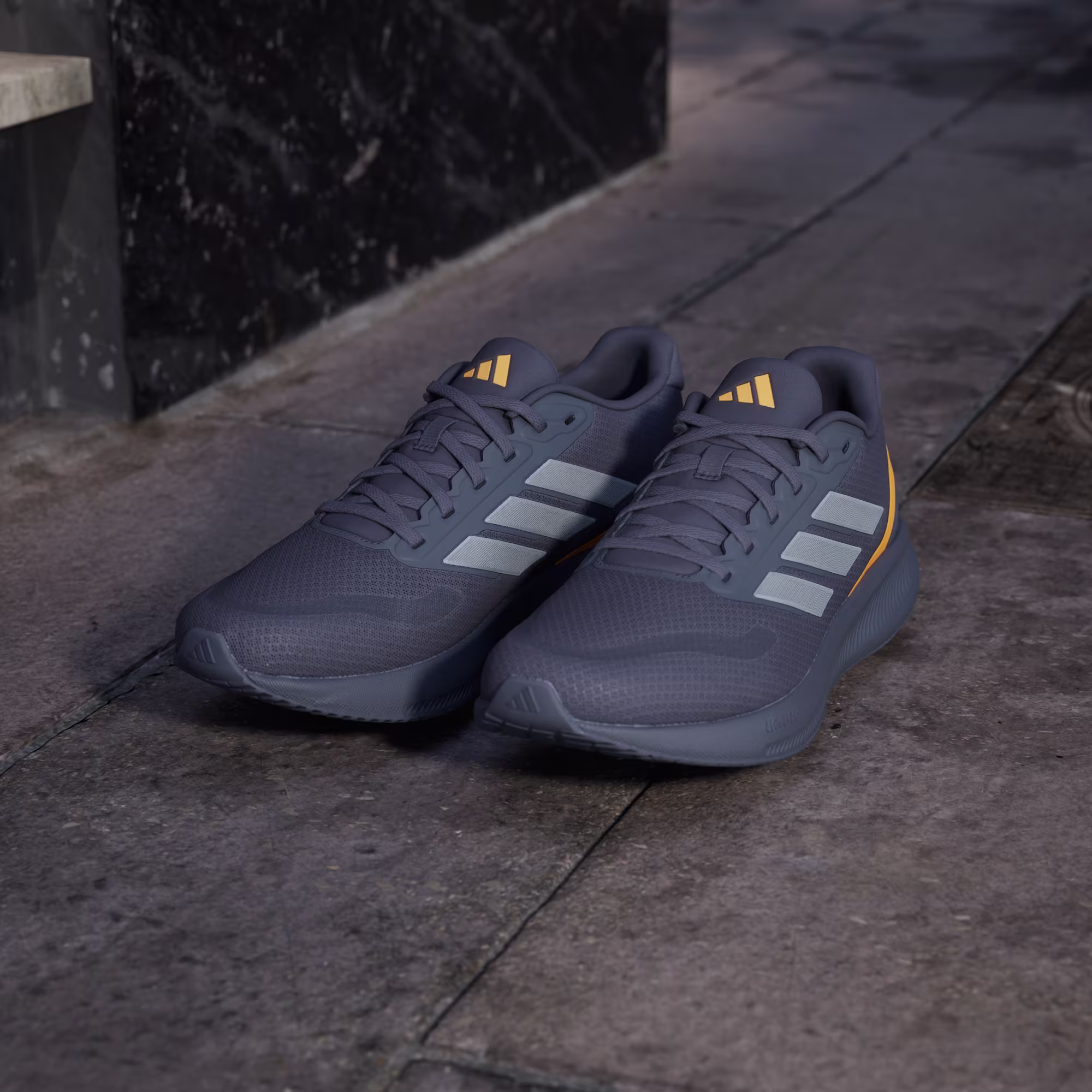 Adidas მამაკაცის სპორტული ფეხსაცმელი