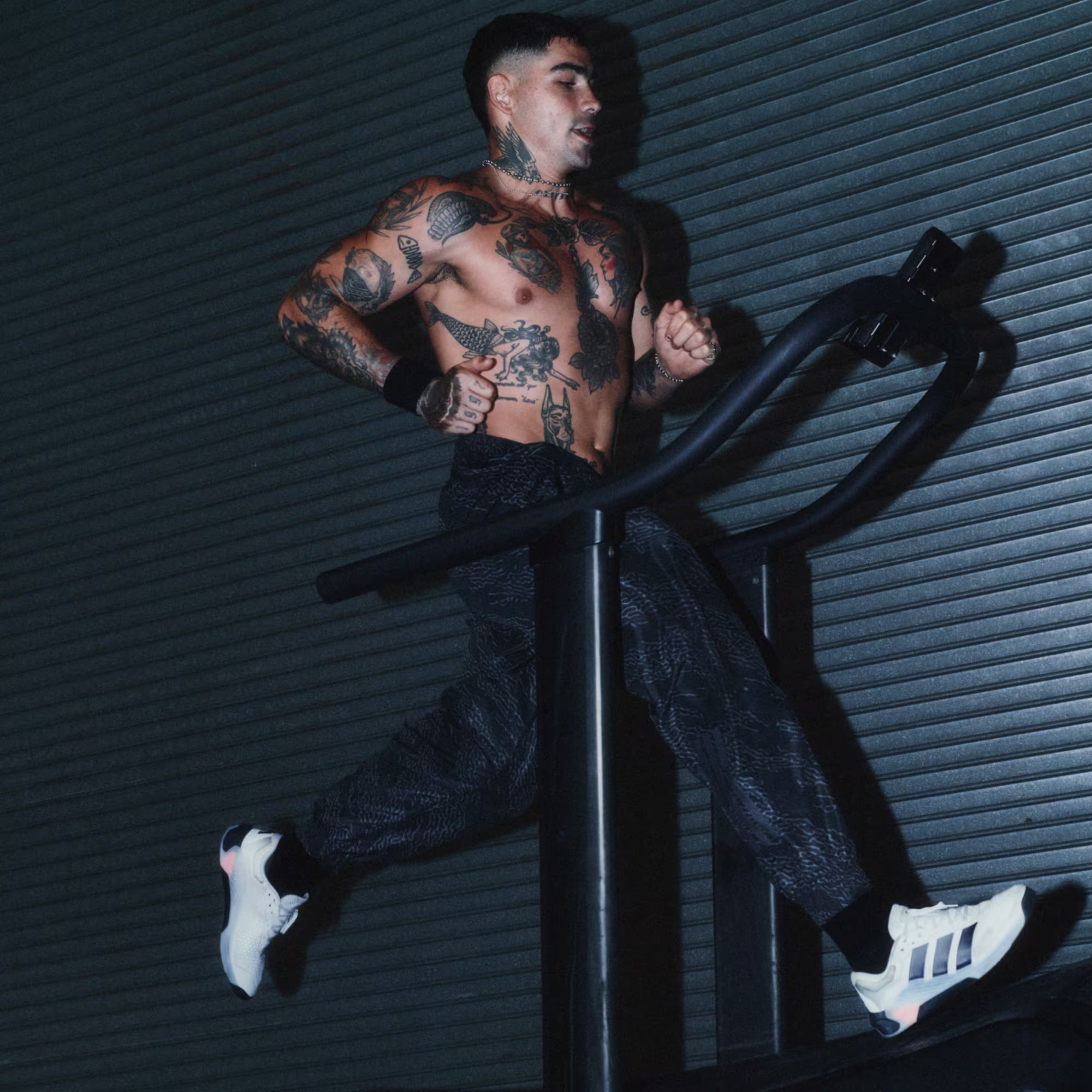Adidas მამაკაცის სპორტული ფეხსაცმელი