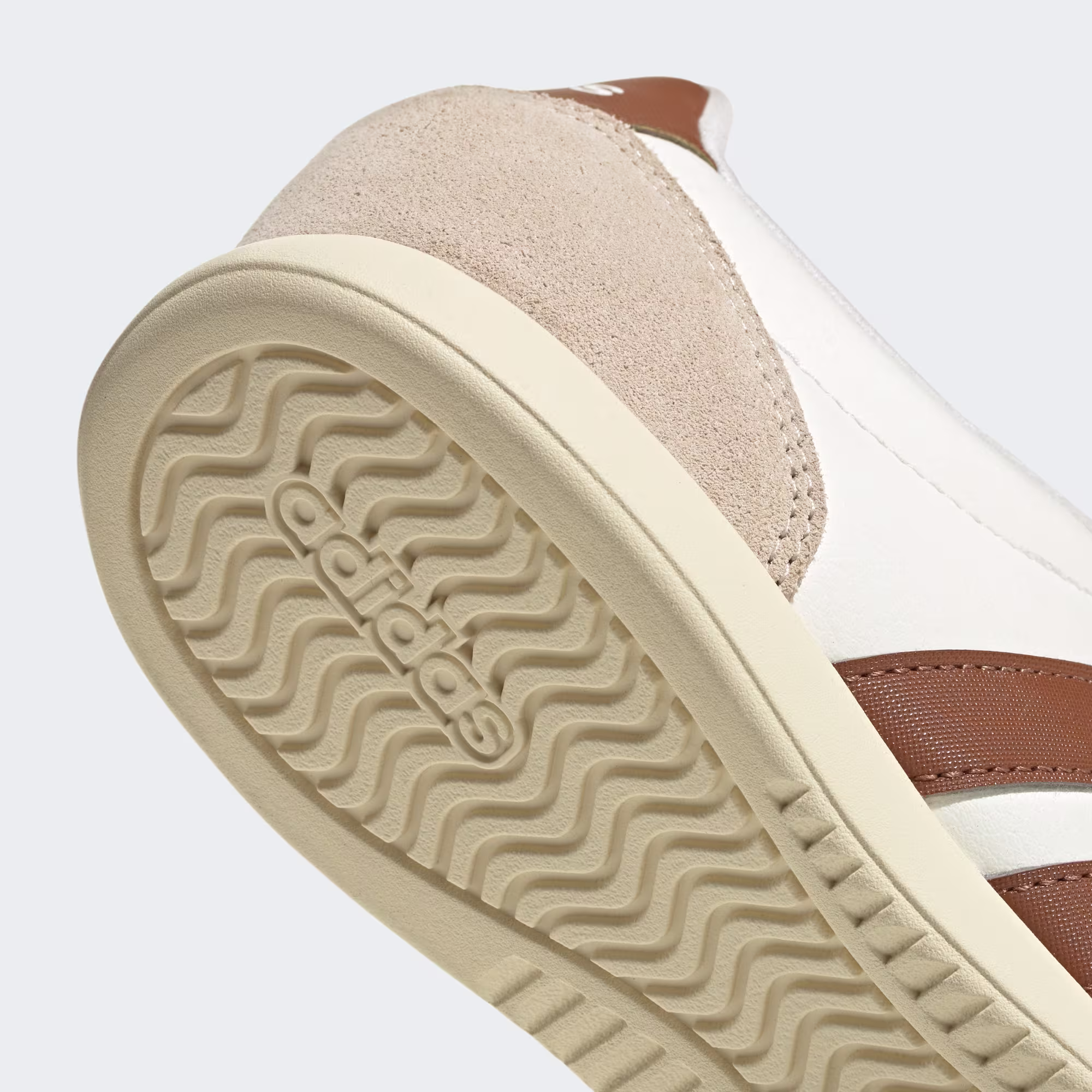 Adidas ქალის სპორტული ფეხსაცმელი