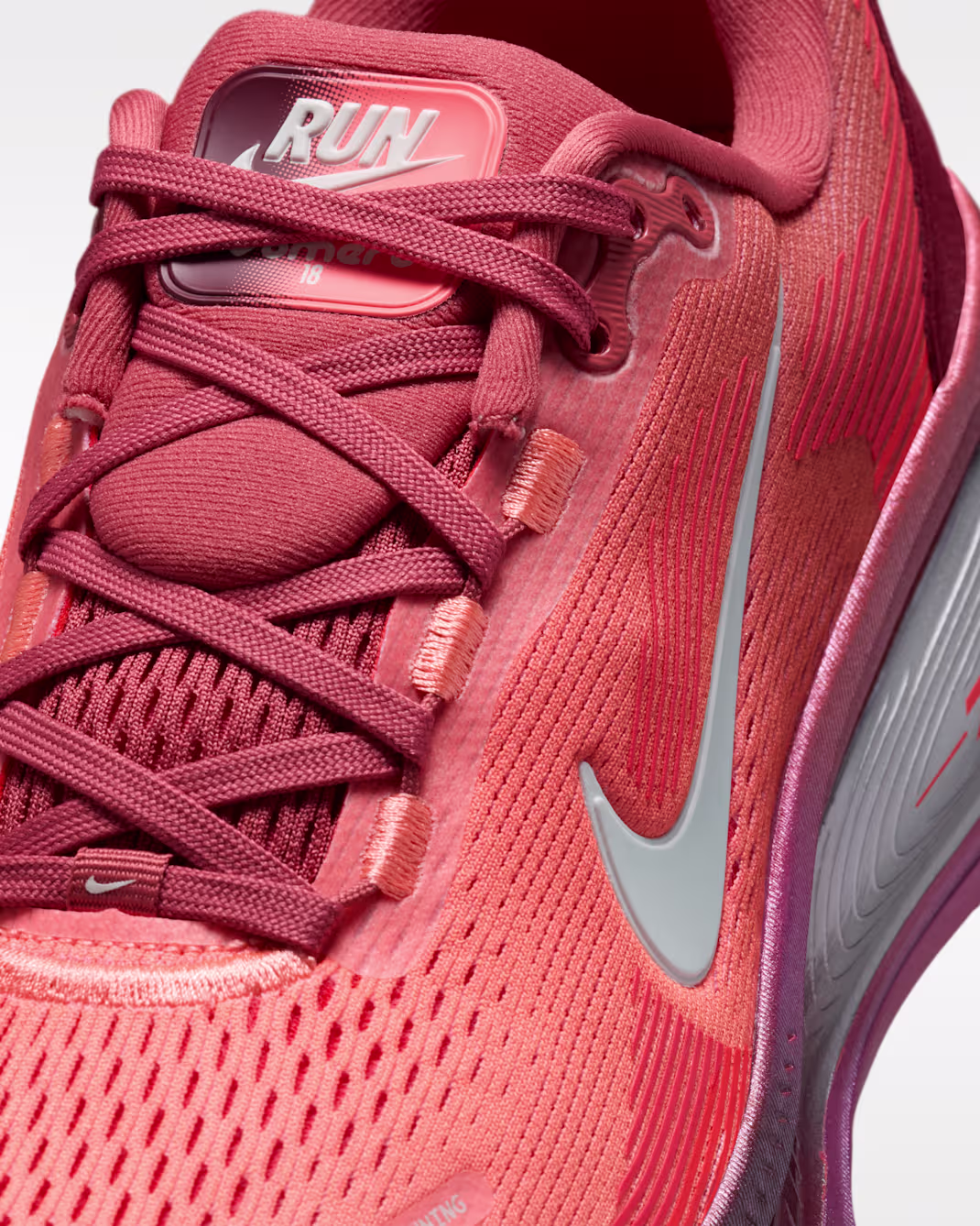 Nike ქალის სპორტული ფეხსაცმელი Vomero 18 SE Women's Road Running Shoes