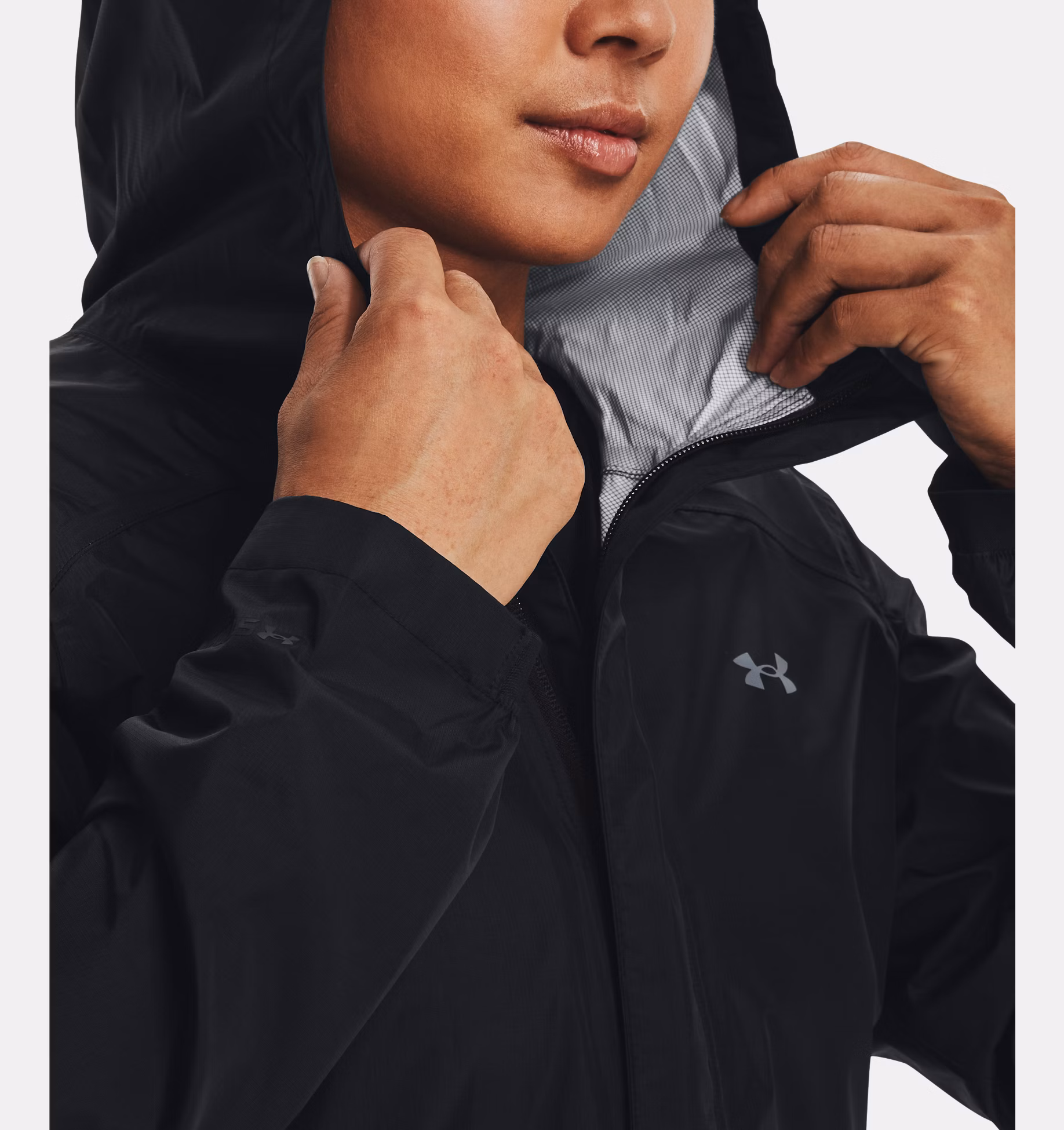 Under Armour ქალის თხელი ქურთუკი CLOUDSTRIKE JACKET-BLK